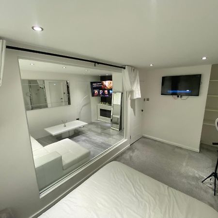 Luxurious High Spec 1 Bedroom Apartment In London 埃尔特姆 外观 照片