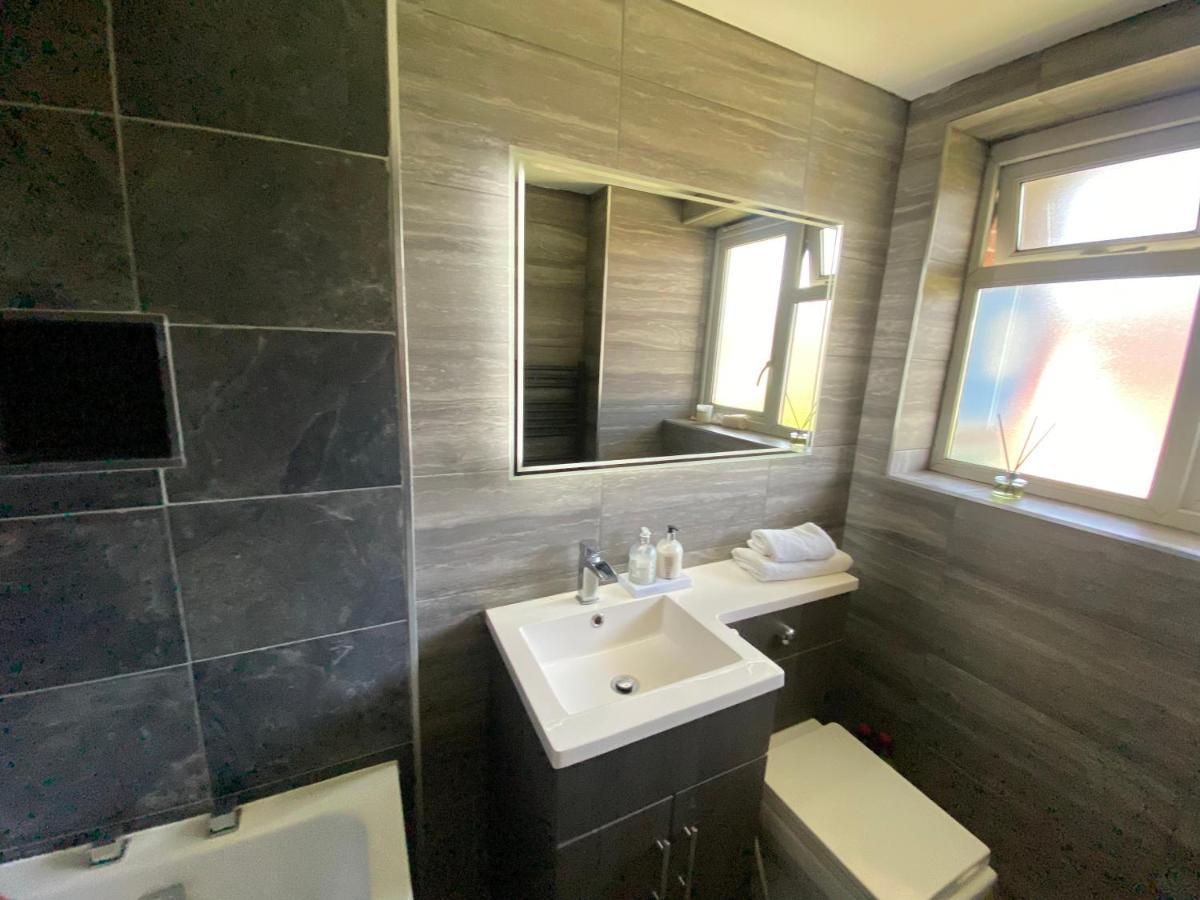 Luxurious High Spec 1 Bedroom Apartment In London 埃尔特姆 外观 照片